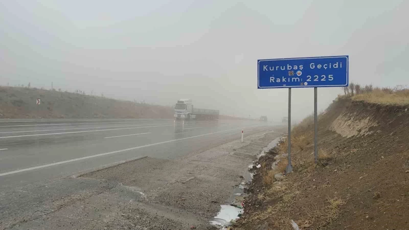 Van’da Kurubaş Geçidi’nde yağmur ve yoğun sis etkili oldu