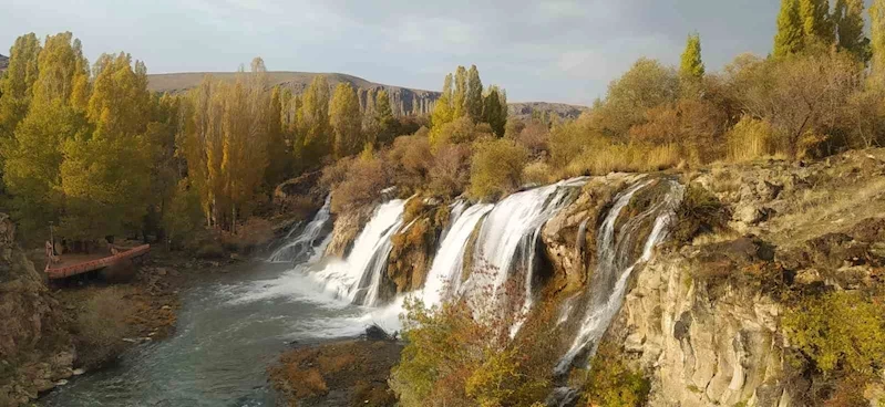 Muradiye Şelalesi’nde sonbahar güzelliği