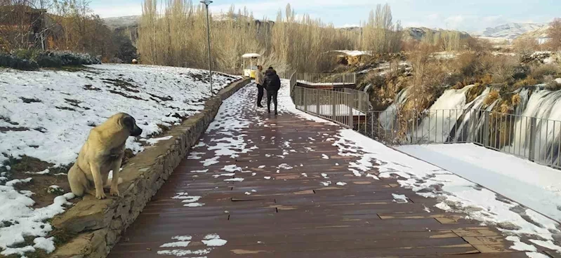 Beyaz gelinliğini giyen Muradiye Şelalesi ziyaretçilerini bekliyor