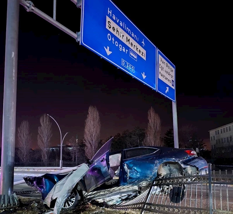 Van’da refüje çarpan otomobilin sürücüsü yarandı