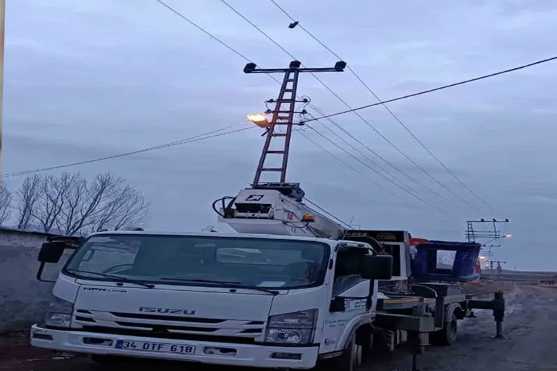 Yüksek gerilim hattına takılan güvercin ekipler tarafından kurtarıldı