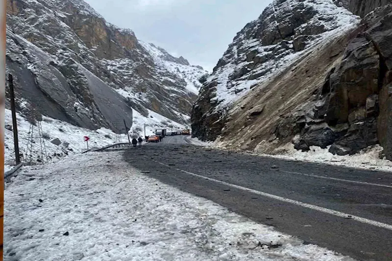 Hakkari-Van kara yoluna kaya düştü