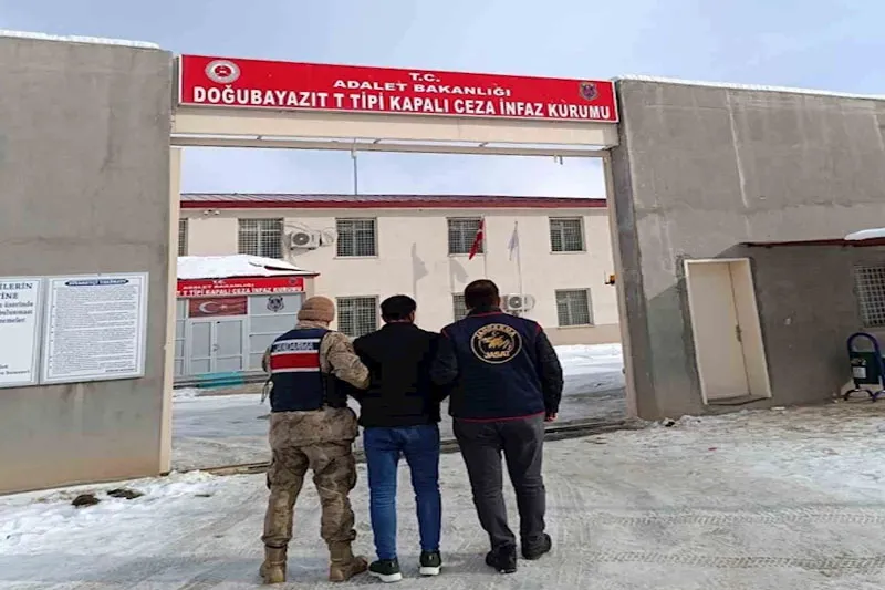 Ağrı’da toplamda 15 yıl hapis cezası olan 2 firari yakalandı