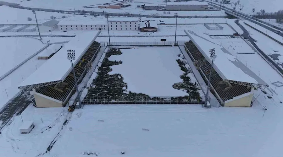 Muşlular maç iptalini önlemek için küreklerle stadyumu temizledi