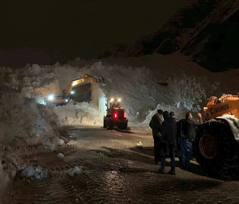 Yüksekova’da yolda mahsur kalan vatandaşları ekipler kepçeyle kurtardı