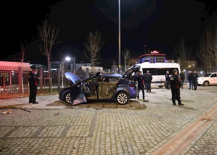 Muş’ta park halindeki araçta patlama meydana geldi, sürücü yaralandı