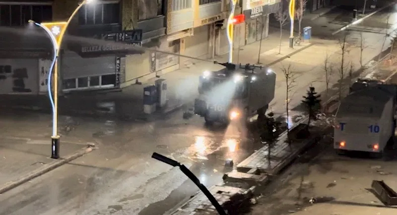 Yüksekova’da izinsiz yürüyüşe polis müdahalesi