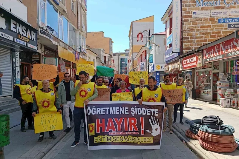 Ağrı’da öğretmenler “Şiddete Dur” demek için bir araya geldi