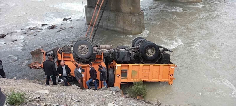 Karayollarının iş makinesi Zap Suyu’na yuvarlandı: 3 yaralı