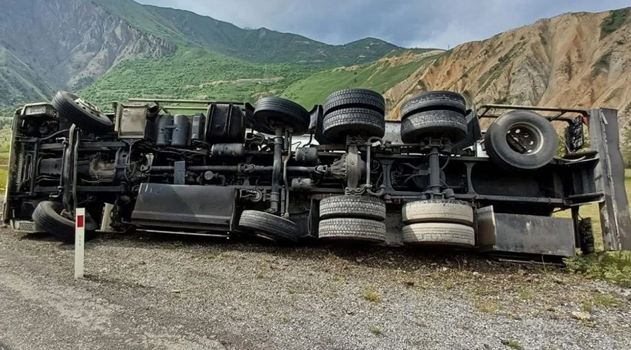 Hakkari Yolunda Kaygan Asfaltta Yakıt Tankeri Devrildi!