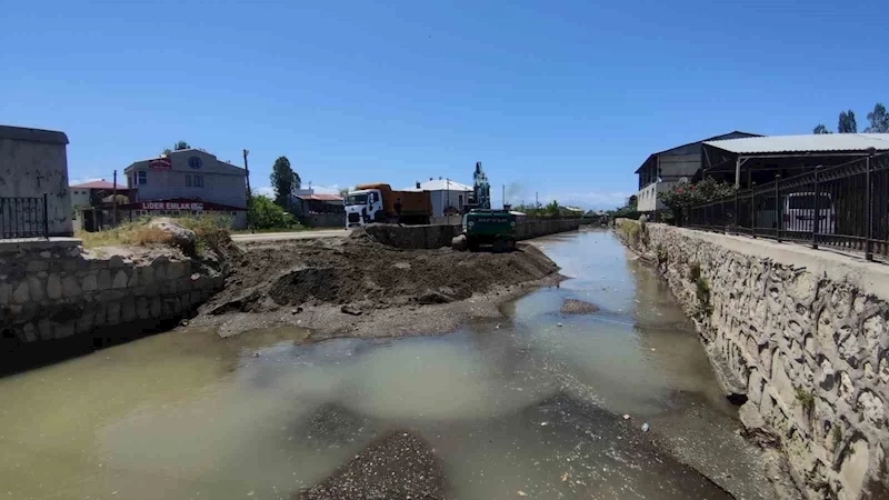 Uzmanlardan Van Akköprü deresinde çalışma yapan iş makinelerine tepki