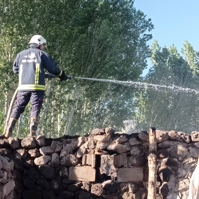 Özalp’te ahır, tandır evi ve odunluk yangını