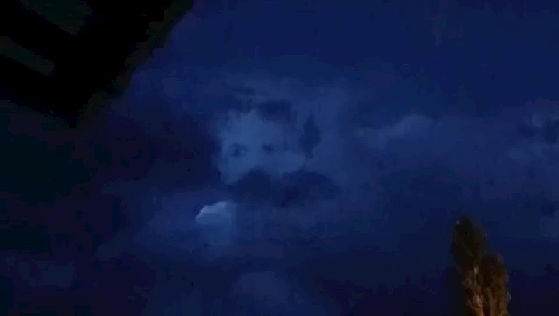 Yüksekova’da gece vakti ilginç görüntü: Bulutlarda insan yüzü görüldü