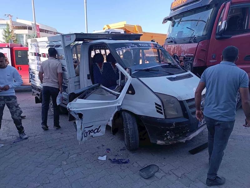 Erciş’te kamyonla kamyonet çarpıştı: 3 yaralı
