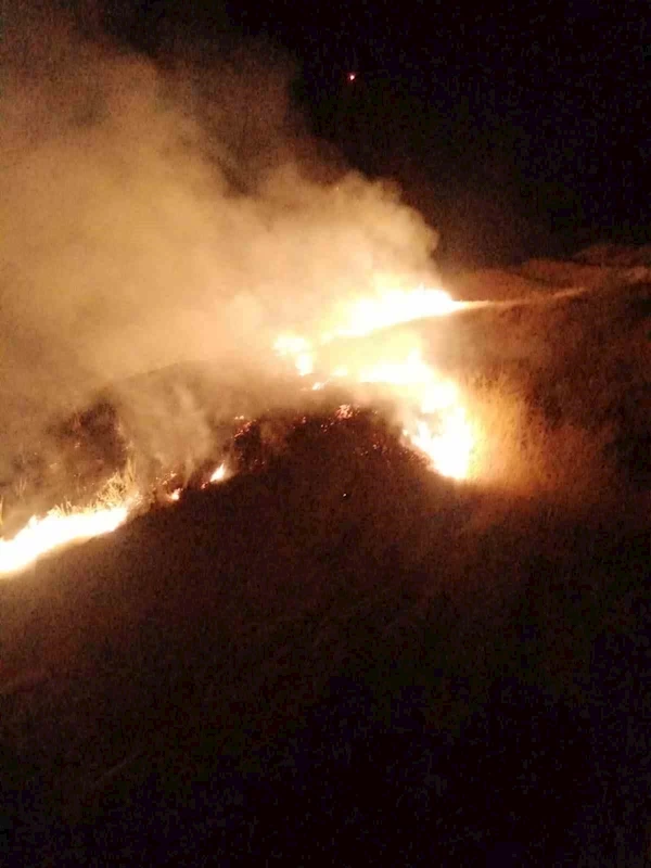 Hakkari Van Karayolu Üzerinde Anız Yangını