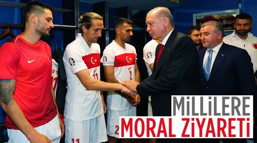 Cumhurbaşkanı Erdoğan, Milli futbolcuları soyunma odasında ziyaret etti