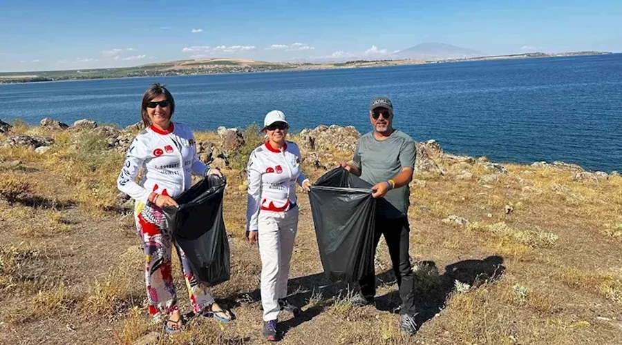 Vangölü Aktivistleri Derneği üyeleri Tatvan sahilinde çöp topladı