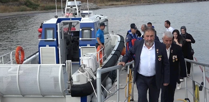 Kıbrıs gazilerine deniz polislerden jest