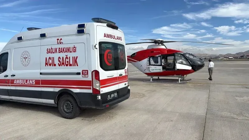 Trafik kazasında yaralanan şahıs ambulans helikopter ile Van’a getirildi