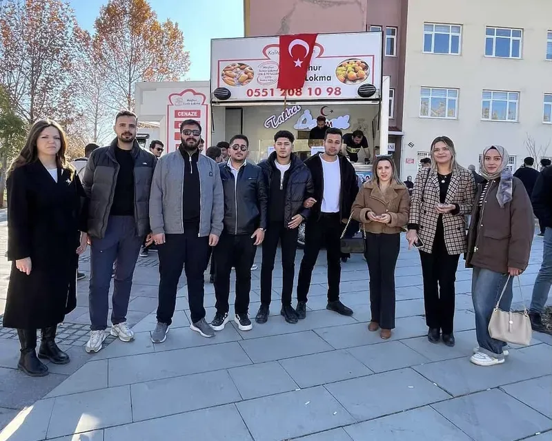 Van’da üniversite öğrencilerinden 20 şehit için anlamlı etkinlik