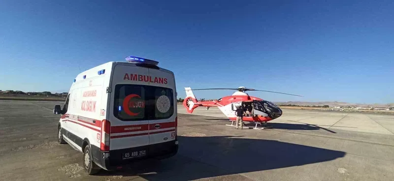 Bahçesaray’da kalp krizi geçiren hasta, helikopter ambulansla Van’a sevk edildi