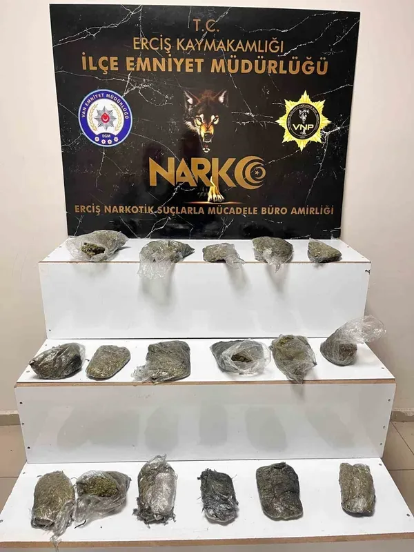 Erciş’te bir kamyonetin lastiğinde 4 kilo 400 gram esrar ele geçirildi