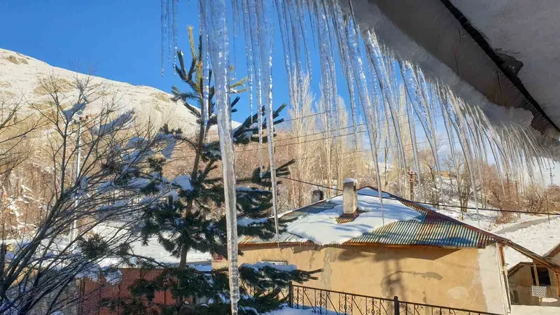 Başkale’de soğuk hava çatıları dondurdu