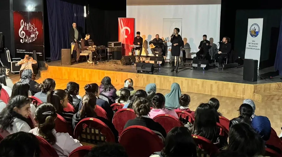 Van Büyükşehir Konservatuvarı, Sanatı İlçelere Taşımaya Devam Ediyor: Özalp ve Saray Coşkuya Ortak Oldu
