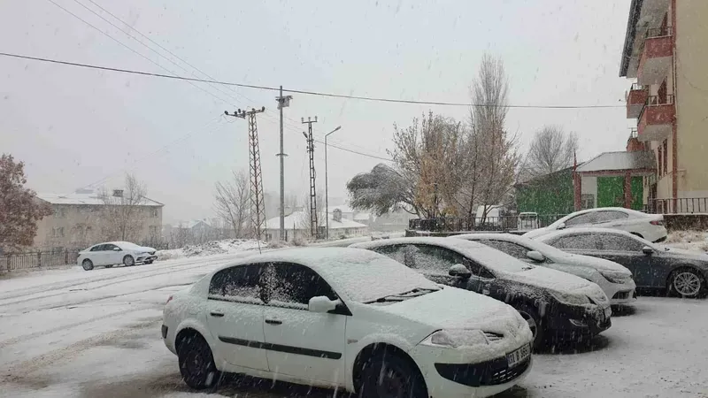 Başkale beyaza bürüdü