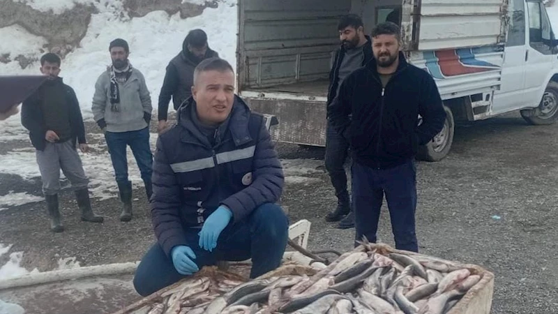 Erçek Gölü’nde kış balıkçılığı devam ediyor