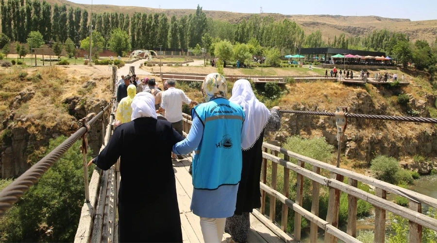 Van Büyükşehir Belediyesi Yaşlılara Moral Gezisi Düzenledi