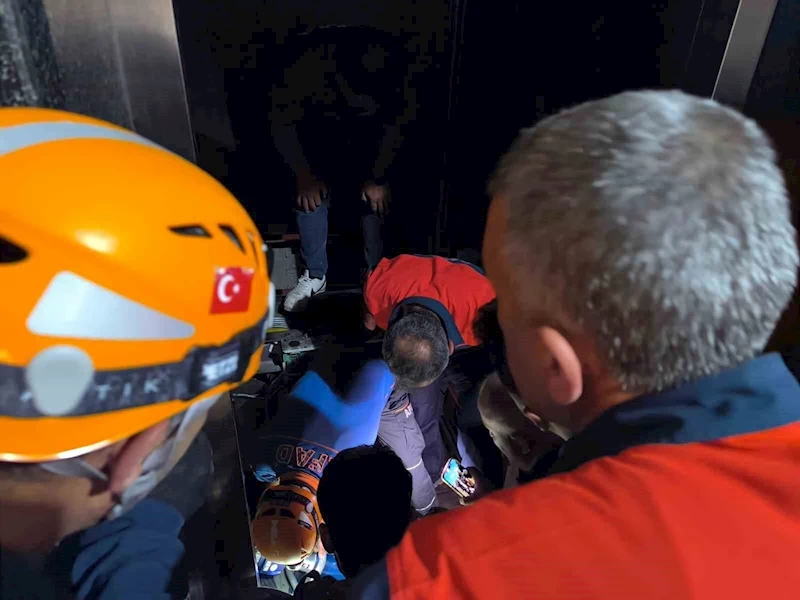Van’da asansörde mahsur kalan vatandaşlar AFAD tarafından kurtarıldı
