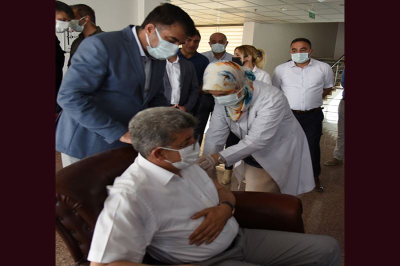 Van Valisi Bilmez, vatandaşlara aşı çağrısında bulundu