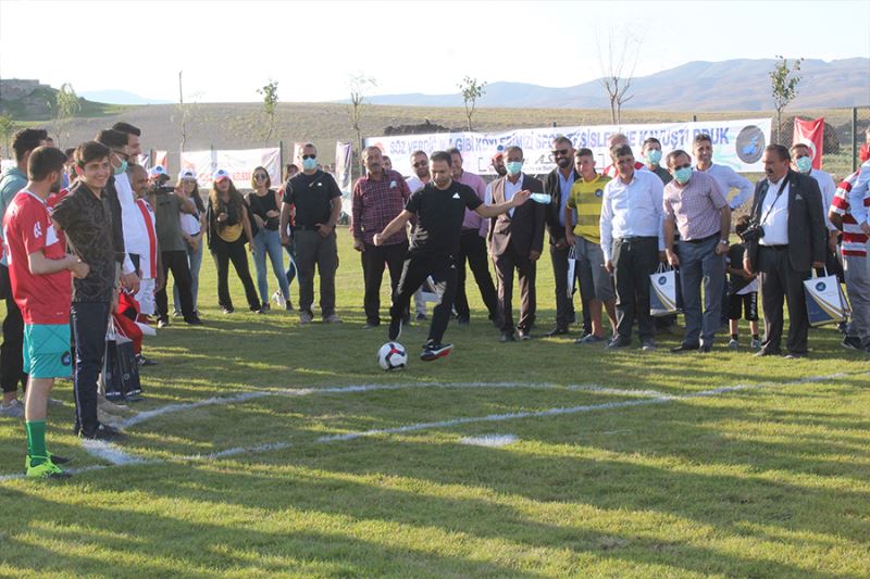 İpekyolu Belediyesinden kırsal mahallere spor tesisi