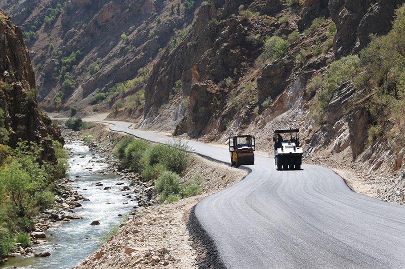 Van Büyükşehir, Çatak’ta 37 yerleşim yerinin 50 yıllık yol sorununu çözdü