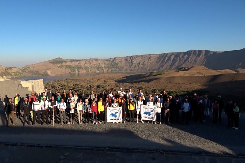 Aktivistlerden Bitlis Nemrut Dağı’nda 360 derecelik farkındalık yürüyüşü