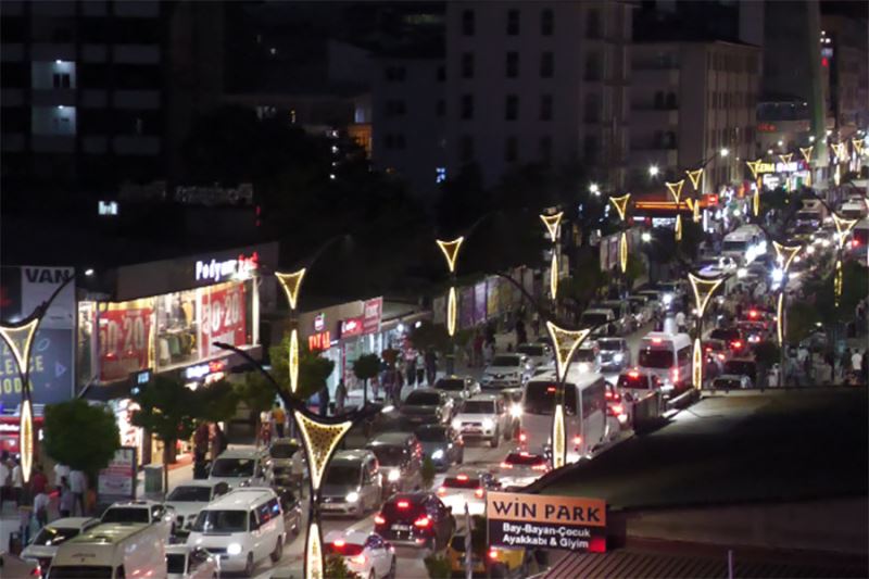 Van’ın bazı cadde ve sokaklarında trafik çilesi bitmiyor