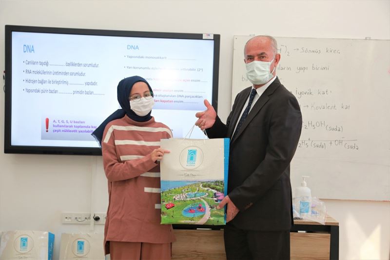 Başkan Akman’dan öğrencilere üniversiteye hazırlık seti