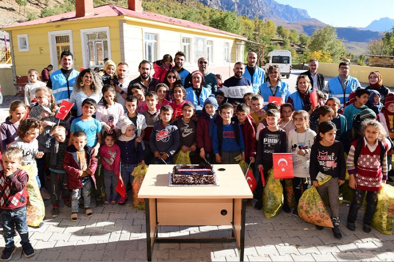 Avusturya Gönüllüleri Derneğinden Çatak’taki öğrencilere giyim yardımı