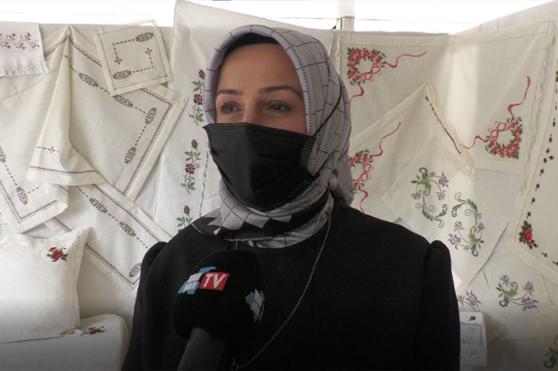 Kadınlar bir yıl boyunca yaptıkları el emeği göz nuru ürünleri sergiledi