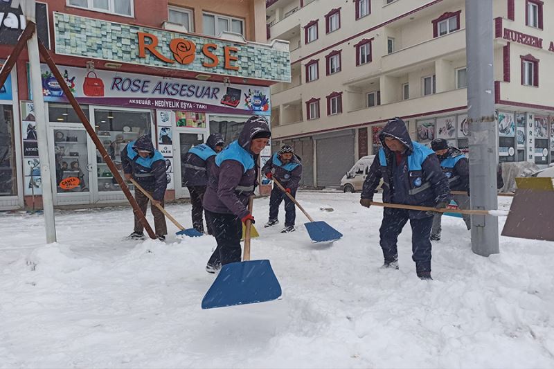 Çaldıran’da karla mücadele çalışmaları