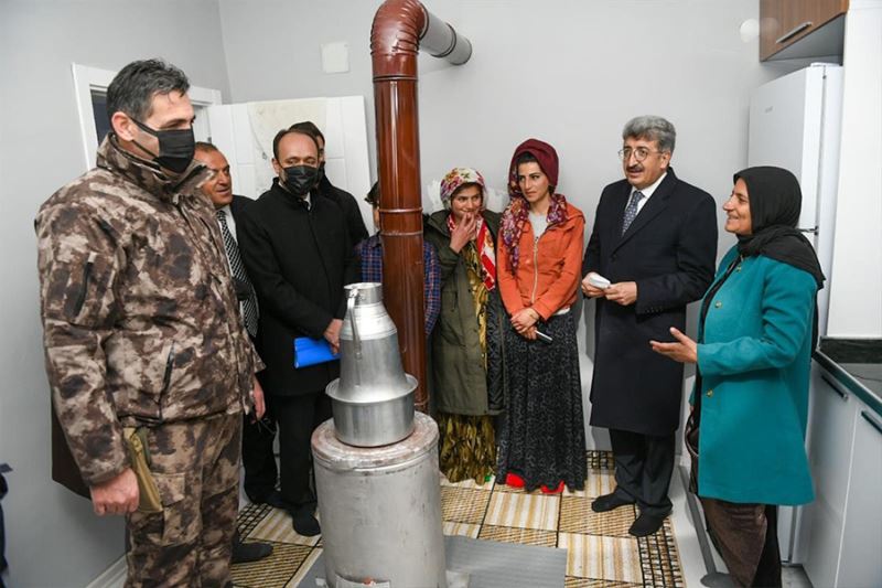 Vali Bilmez, selden kurtulan Kader’i yeni evinde ziyaret etti