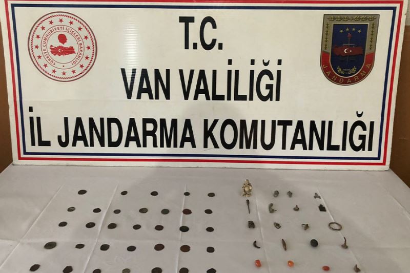 Van’da 53 adet tarihi sikke ve obje ele geçirildi