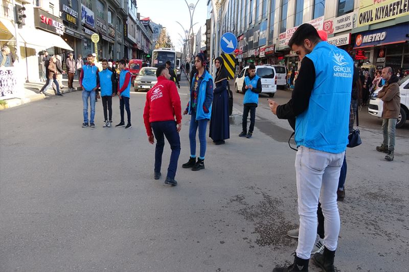 Van’da engelliler için pandomim gösterisi sergilendi