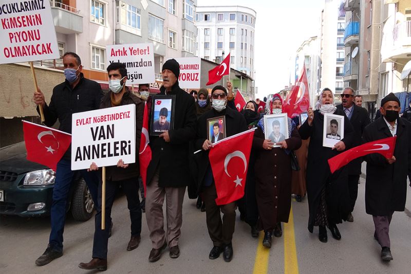 Vanlı anneler 11 aydır evlat nöbetinde