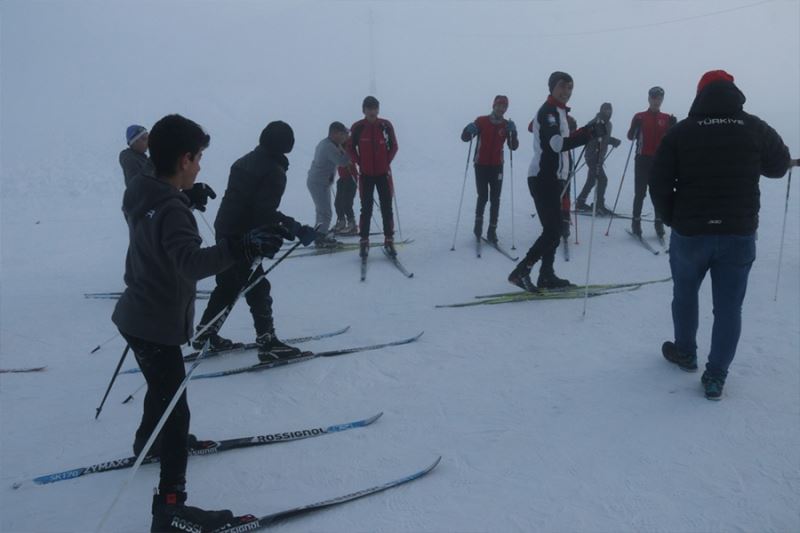 Bitlisli sporcular eksi 16 derecede yarışmalara hazırlanıyor