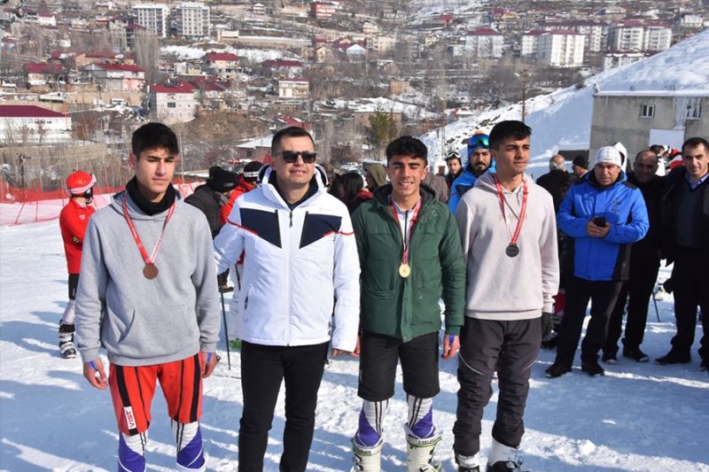 Bitlis’te Alp Disiplini İl Birinciliği Kayak Yarışları yapıldı