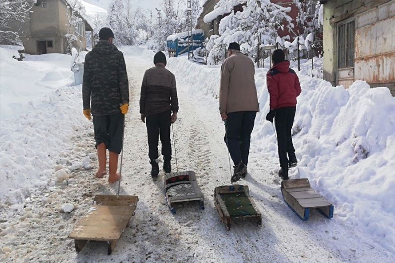 Gevaşlı gençlerin kızak keyfi