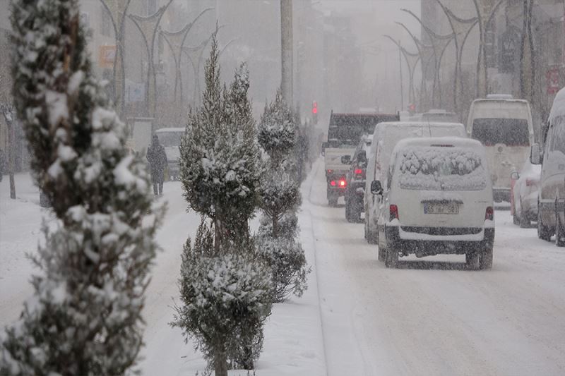 Van’da kar yağışıyla bin 18 yerleşim yerine ulaşılmıyor