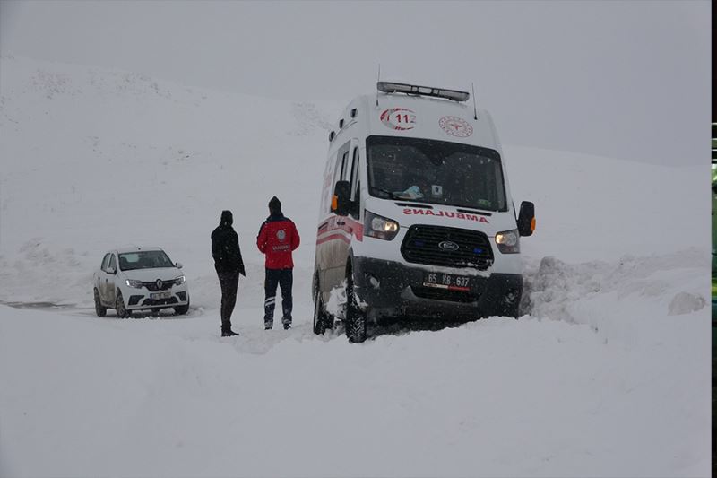 Hasta almaya giderken kara saplanan ambulansın imdadına İpekyolu Belediyesi yetişti